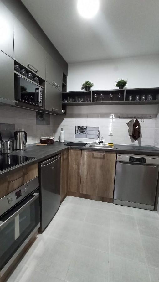 Ni Luxury Apartments Parking In Garage מראה חיצוני תמונה